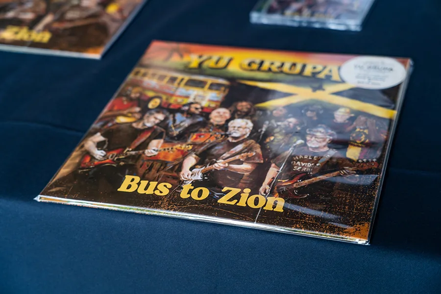 Ploča „Bus to Zion” na stolu