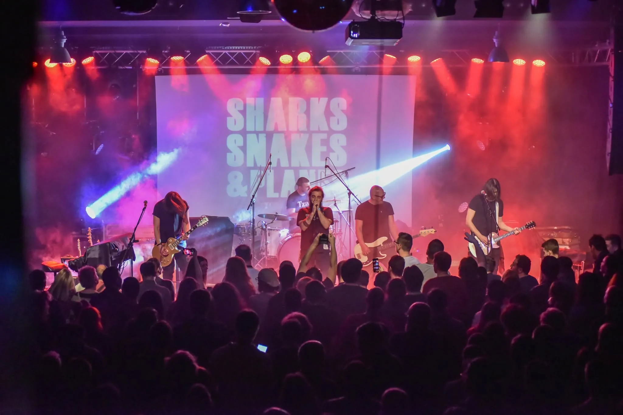 Sharks, Snakes & Planes svira pred punom salom