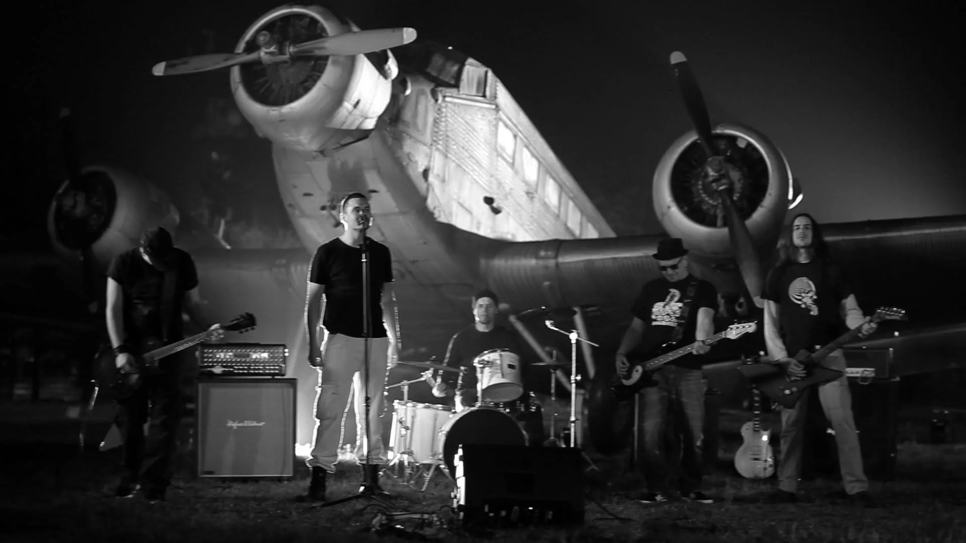 Sharks, Snakes & Planes ispred aviona, crno-bela fotografija